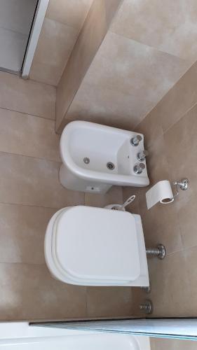 罗萨里奥Sortie - Rio的浴室配有白色卫生间和盥洗盆。