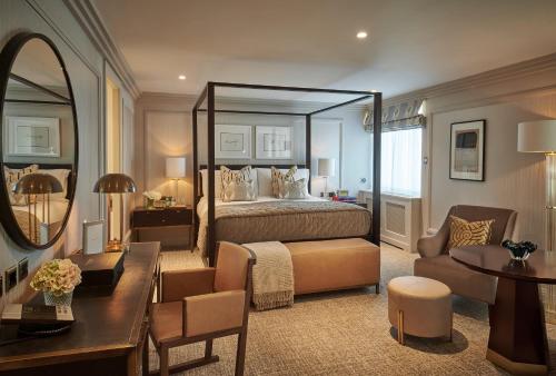都柏林韦斯特伯里酒店的酒店客房,配有床和镜子