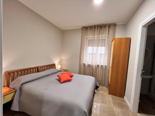 圣乔瓦尼·罗通多Helios的一间卧室配有一张红色枕头的床