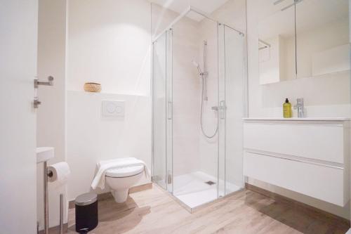 SekullCasa Grande 28 I Studio with Lake View的带淋浴和卫生间的白色浴室