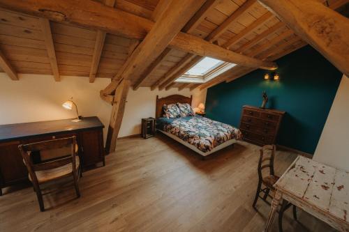 Cheilly-lès-MarangesLa Casita的阁楼卧室配有1张床和1张书桌