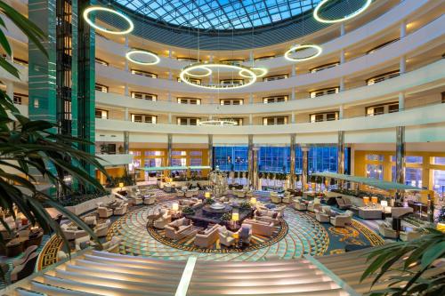 贝莱克卡莉斯塔豪华度假酒店的大型酒店大堂设有大型玻璃天花板