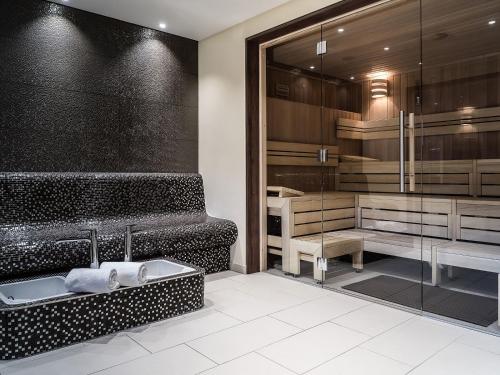 蒂门多弗施特兰德PLAZA Premium Timmendorfer Strand的带浴缸和盥洗盆的浴室
