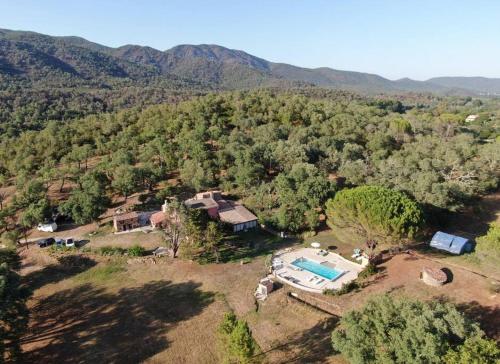 博尔马斯·莱斯·米默萨斯UNE PAUSE EN FORET A LA FERME的享有带游泳池的房屋的空中景致