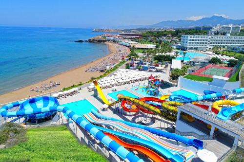 凯里尼亚Acapulco Resort Hotel的一个带一系列水滑梯的水上公园