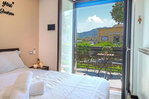 庞贝B&B Studio83 Pompei的一间卧室设有一张床,享有阳台的景色