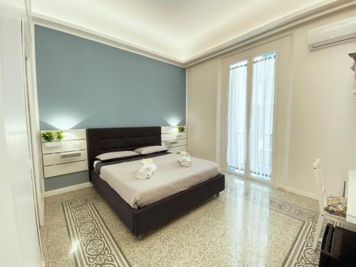 巴勒莫Casa Granatelli的一间卧室设有一张床和一个大窗户