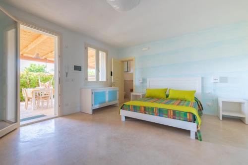 圣卡特琳娜迪纳德Cava Li Santi Residence的一间卧室配有一张床、一张桌子和一个窗户。