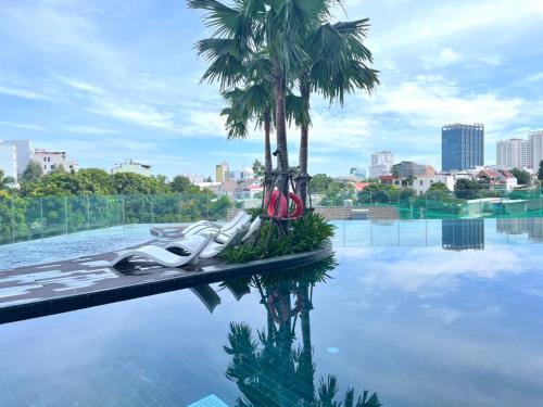 Ấp Phú ThọCompass One Building - Luxury Apartments的水中棕榈树的游泳池
