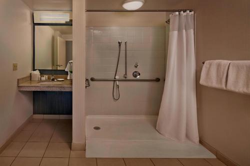 沃里克Courtyard by Marriott Providence Warwick的带淋浴和浴帘的浴室