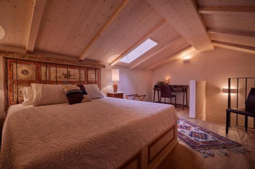 Scudellate"La Casa dei Gelsi" - Panorama Lodge MONTE GENEROSO的一间卧室配有一张带天窗的大床