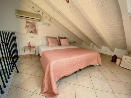 Pecetto di ValenzaVILLA GIOIA - Piscina nel Monferrato的一间卧室配有一张带粉色毯子的床