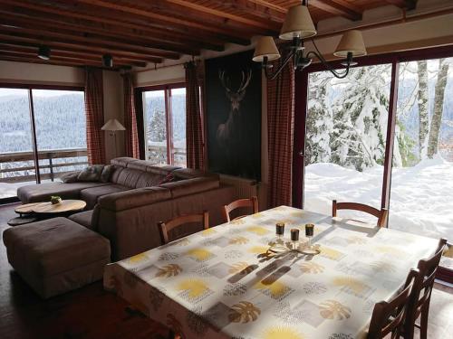 热拉梅Maison d'altitude avec vue panoramique à Gérardmer的客厅配有桌子和沙发