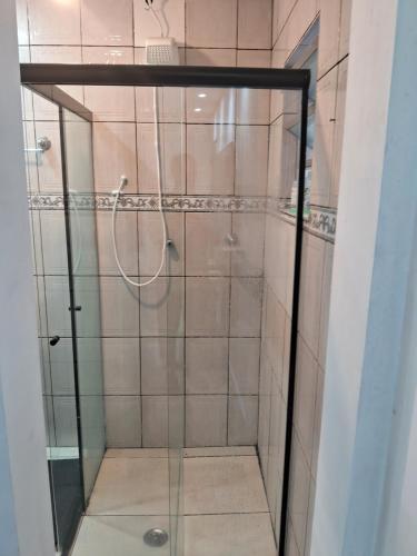 瓜鲁柳斯Kitnet Suite próxima aeroportoe Guarulhos的浴室里设有玻璃门淋浴