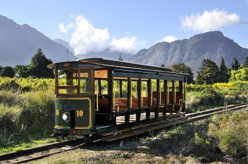 弗朗斯胡克The Franschhoek Stargazing Dome的一辆旧火车车厢坐在轨道上