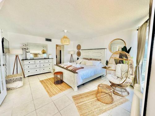代托纳海滩Relax'n'Retreat @ BellaView603的一间卧室配有一张床和秋千