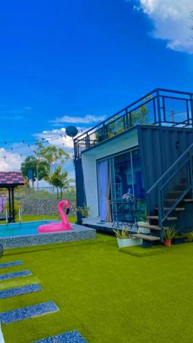 马六甲ADRIANA CABIN的一座带游泳池和粉红色滑梯的房子