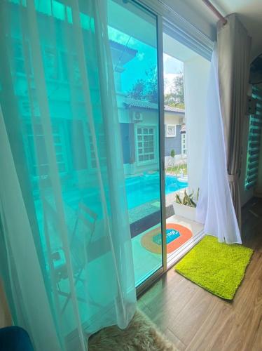马六甲ADRIANA CABIN的滑动玻璃门享有游泳池的景致