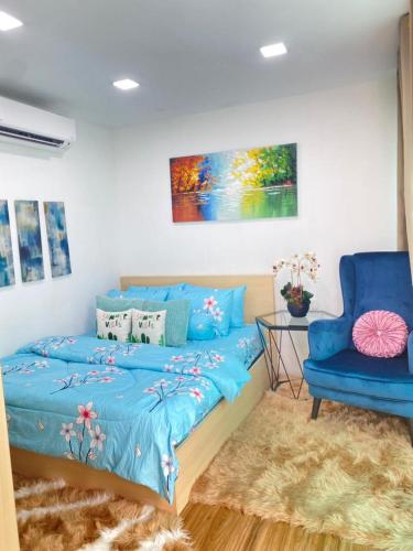 马六甲ADRIANA CABIN的一间卧室配有蓝色的床和蓝色椅子
