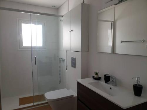 法蒂玛Monte dos Pastorinhos的带淋浴、卫生间和盥洗盆的浴室