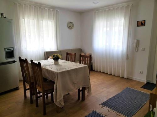 法蒂玛Monte dos Pastorinhos的一间用餐室,在房间内配有桌椅