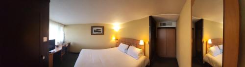奥多斯塔布欧都基里亚德酒店的酒店客房设有两张床和窗户。