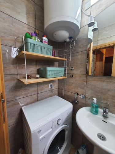 扎布利亚克Vacation Home Andjelic的一间带洗衣机和水槽的浴室
