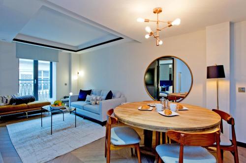 伦敦37GS Residences的客厅配有桌子和蓝色沙发