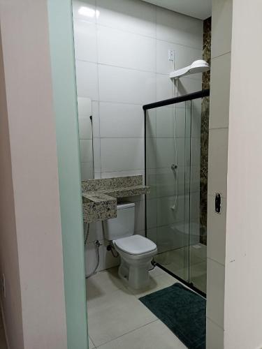 皮拉尼亚斯PIRANHAS HOTEL的一间带卫生间和玻璃淋浴间的浴室