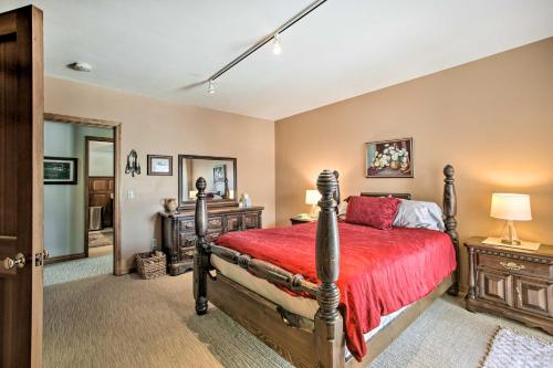 谢里登Stunning Sheridan Ranch Villa Mountain View!的一间卧室配有一张红色床罩的床