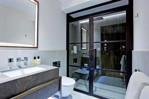 伦敦37GS Residences的一间带水槽、卫生间和淋浴的浴室