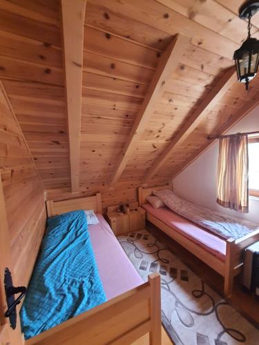扎布利亚克Vacation Home Andjelic的小木屋内的卧室,配有两张床