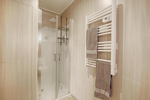 旺特龙POP'S colors - Chalet dans les Vosges的带淋浴和玻璃淋浴间的浴室