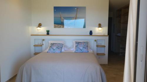 法雷诺U San Daniellu villas et chambres的卧室配有白色的床和2个枕头
