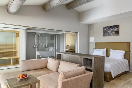 加尔加斯Coquillade Provence的客厅配有床和沙发