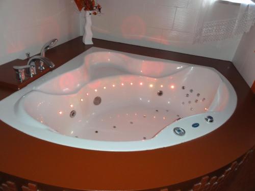 科瓦雷Dom Wakacyjny w Karkonoszach的浴室设有浴缸和灯光