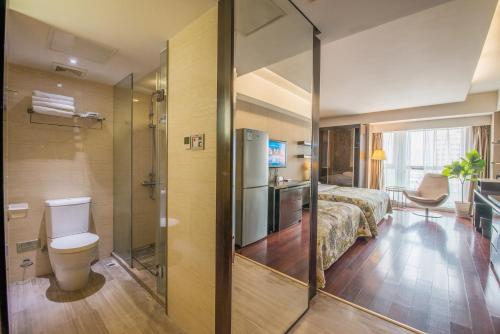 南京南京凯宾酒店公寓连锁艾尚天地购物中心店的一间带床和卫生间的浴室
