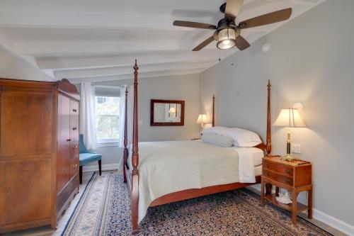 弗雷德里克斯堡Historic Downtown Gem - Walk to Everything!的一间卧室配有一张床和吊扇