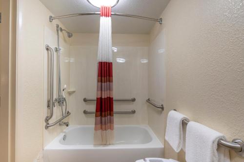 休斯顿休斯顿红屋顶客栈 - 能量大道的带淋浴、浴缸和盥洗盆的浴室