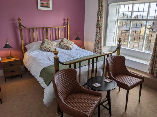 OlneyCowpers Oak的一间卧室配有一张床、两把椅子和一个窗户