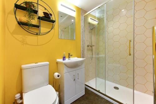 Pont-Nedd-FechanDan Y Coed的浴室配有卫生间、盥洗盆和淋浴。