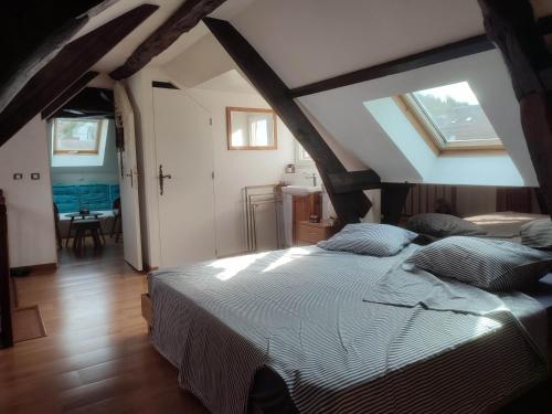鲁昂Rouen的阁楼上的卧室配有一张大床