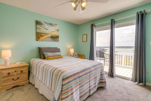 托普赛尔海滩Topsail Beach Vacation Rental Steps to Shore!的一间卧室设有一张床和一个阳台