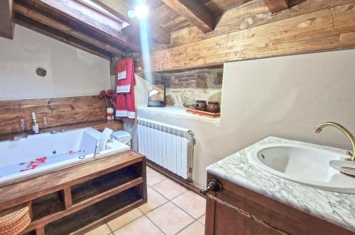 Villar de CornejaLa Cantina casas rurales paredes的带浴缸和盥洗盆的浴室