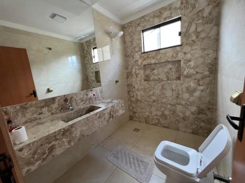 戈亚尼亚Casa Malta - St Sul的带浴缸、卫生间和盥洗盆的浴室