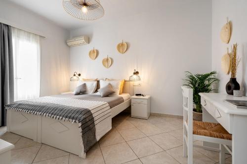 阿吉奥斯普罗科皮奥斯Erato Inn Naxos的白色卧室配有床和书桌