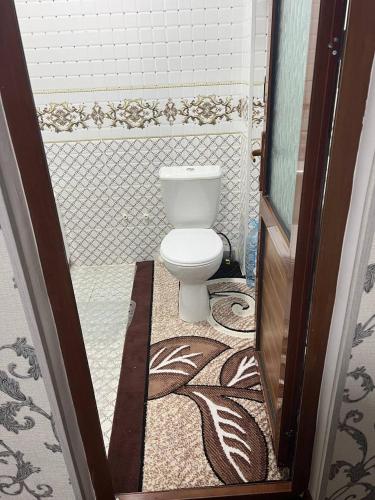 希瓦Ancient Khiva Apartment的一间位于客房内的白色卫生间的浴室