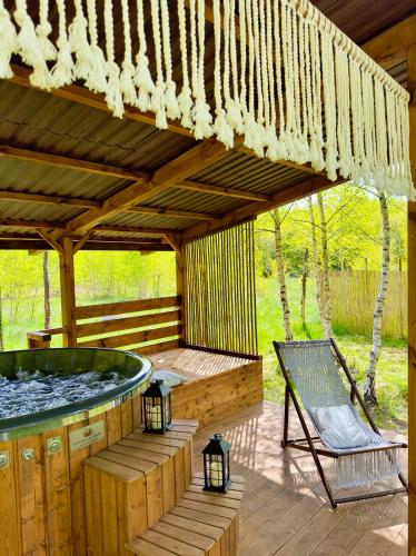 ArciechowDomek nad Zegrzem的木甲板设有热水浴池和长凳