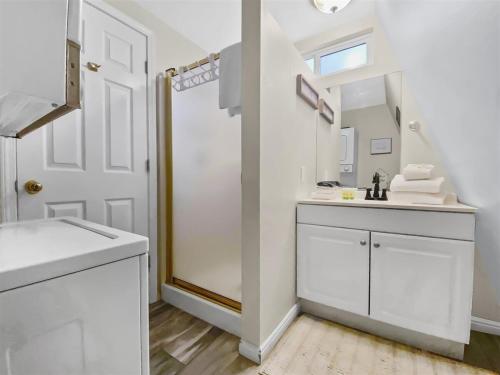 达克科里克村Woodchuck Cabin的白色的浴室设有水槽和镜子