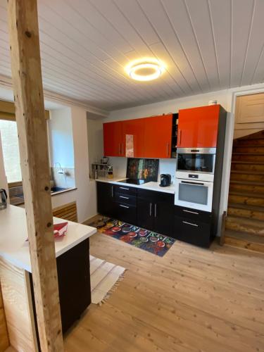MüdenHelles, gemütliches Haus mit Moselblick的厨房配有橙色橱柜和炉灶烤箱